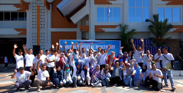 Acara puncak peringatan Hari Kesehatan Jiwa Sedunia (HKJS) tahun 2025 berlangsung meriah di Lapangan Bumi Gora, Kantor Gubernur NTB